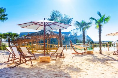 Sandstrand mit Liegen, Hängematten, Bambus Lounges und Palmen