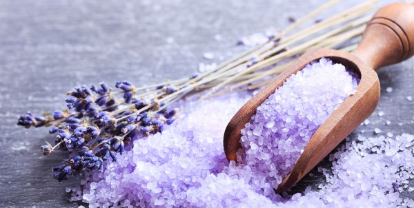 Holzlöffel mit Lavendel und Badesalz