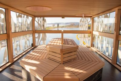 Saunabank im Saunaboot der Thermen & Badewelt Sinsheim mit Panoramablick auf den Thermensee