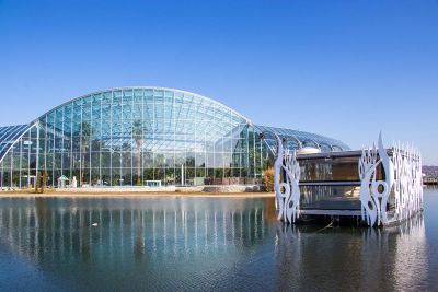 Thermen & Badewelt Sinsheim und das Saunaboot Freya auf dem Thermensee bei Sonnenschein