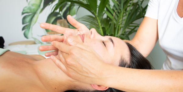 Ayurvedische Massage Stirnguss