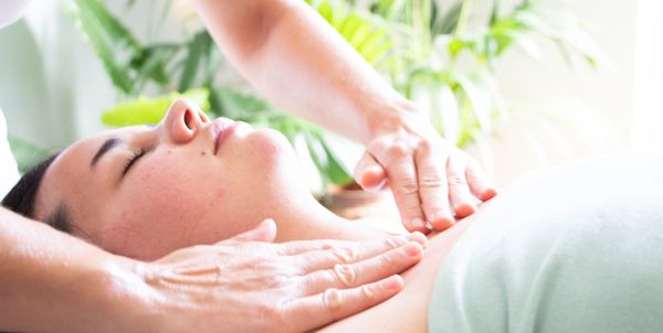 Aromaöl-Massage Aromaöl Rückenmassage