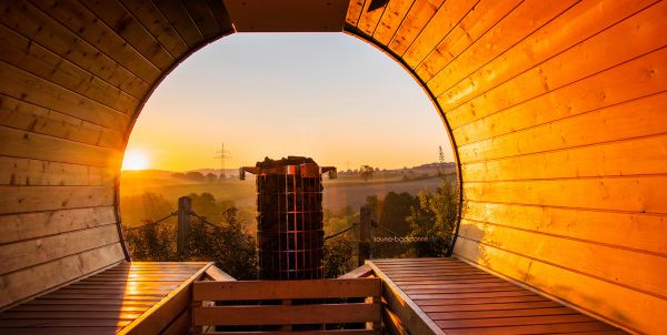 Fass-Sauna aus Holz mit Blick auf die Landschaft