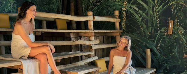 Zwei Frauen in der Tropensauna in der Vitaltherme & Sauna