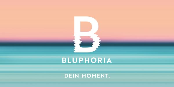 BLUPHORIA Logo auf farbigem Horizont
