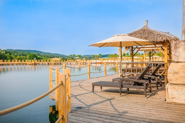 Doppelliegen und Bambus Lounge auf dem Holzsteg über dem Thermensee