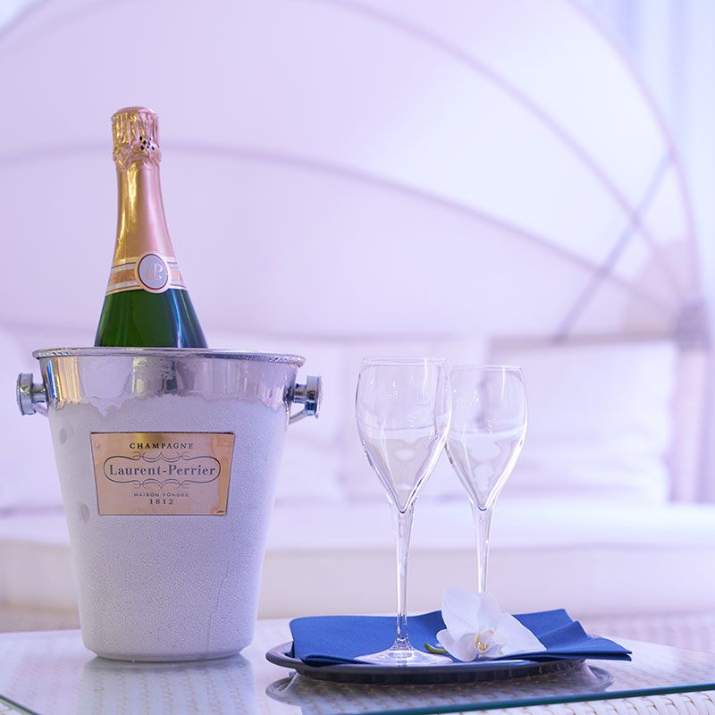 Champagnerkühler mit Flasche und 2 Gläsern auf der Sky Lounge der Thermen & Badewelt Sinsheim