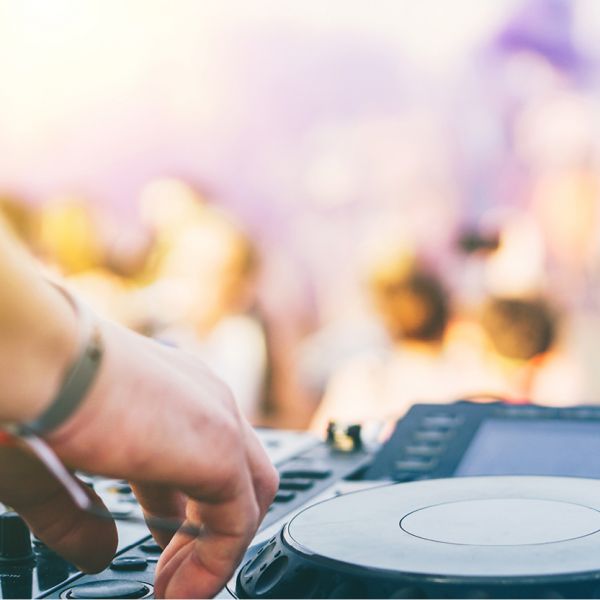 haende-am-dj-pult