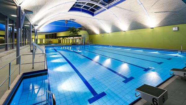 Schwimmbecken mit 25 m Schwimmbahnen