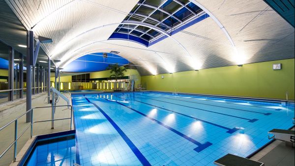 Sportbad mit 25 m Schwimmbahnen