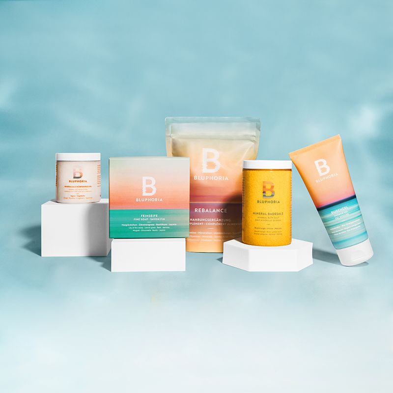 BLUPHORIA Produktgruppe Fünf BLUPHORIA Produkte stehen nebeneinander vor einem blauen Hintergrund