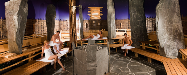 Hünenring-Sauna mit Natursteinen