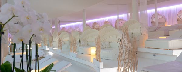 Sky Lounge mit weissen Relaxliegen und Relaxmuscheln