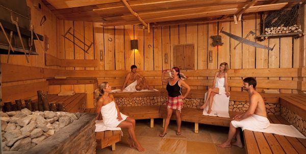 Holzstadl-Sauna mit Aufgussmeisterin