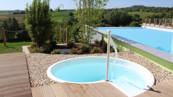 Tauchbecken und Panorama-Pool