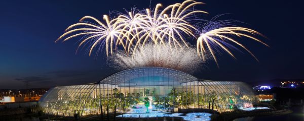 Therme bei Nacht mit Event-Feuerwerk