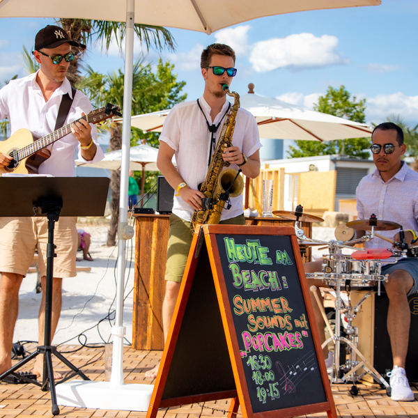 3-musiker-am-strand