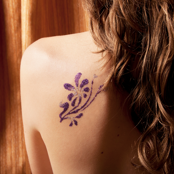 tattoo-auf-schulter-einer-frau