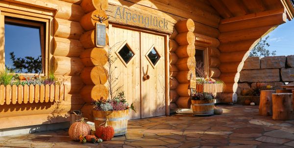 Außenansicht der Sauna "Alpenglück" im Blockhausstil