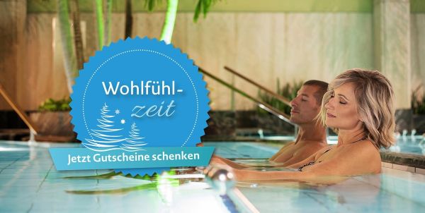 Poollandschaft mit Poolbar und Palmen bei Nacht