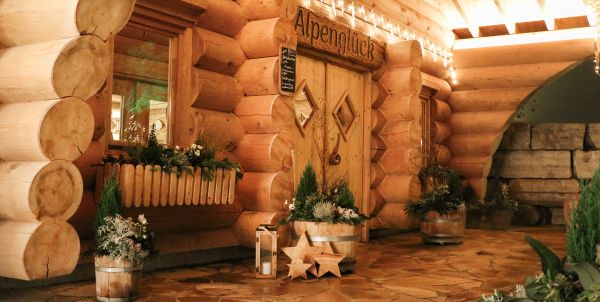 Außenansicht der Sauna "Alpenglück" im Blockhausstil