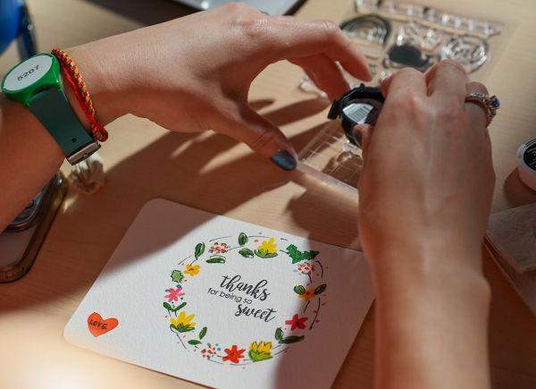 Weihnachtskarte und Weihnachtskugel auf einem Holztisch