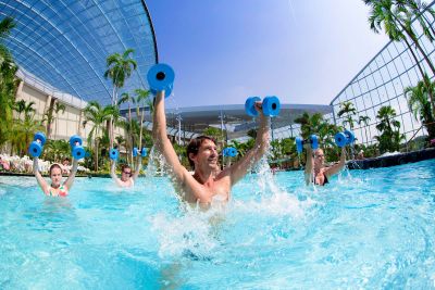 Wassergymnastik bei geöffnetem Panoramadach