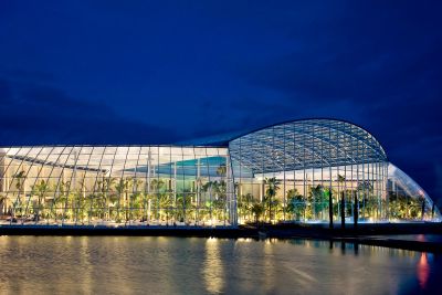 Außenansicht der Therme bei Nacht