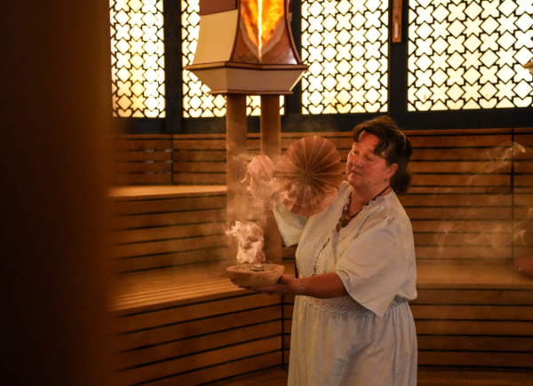 Räucherzeremonie in der Sauna