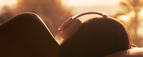 Silhouette Kopf einer Person mit Kopfhörern aufgesetzt