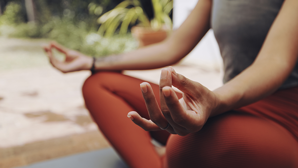 Frau während einer Meditation
