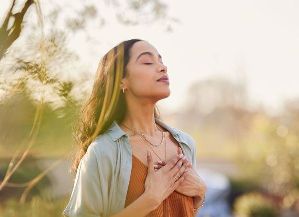 Frau macht Atemübungen