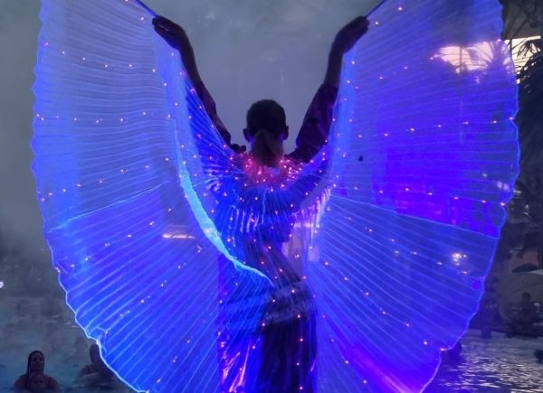 Frau mit leuchtenden Flügeln