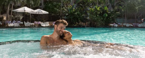 Schwimmbecken mit Whirlpools bei Nacht