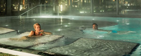 Paar auf Massageliegen im Wasser