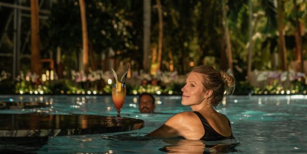 Poolbar mit Cocktails im Wasser