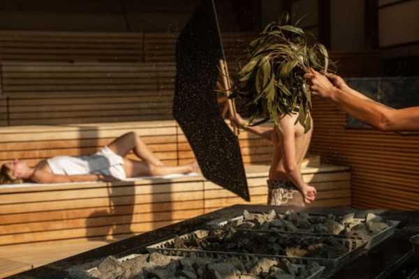 Aufgussmeister in der Koi-Sauna