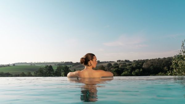 Pärchen im Panorama-Pool