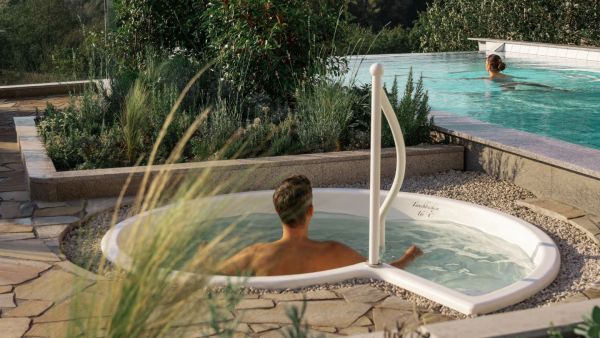 Tauchbecken und Panorama-Pool