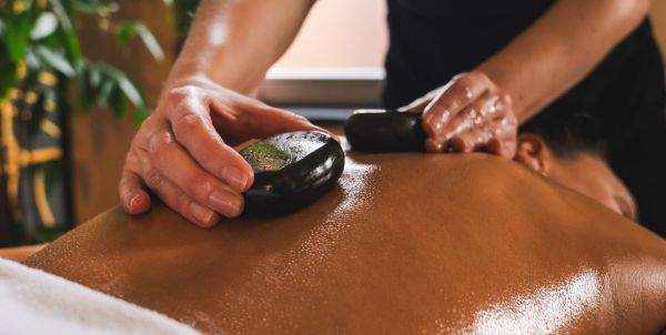 Frau mit Händen auf dem Brustkorb bei Lymphdrainage