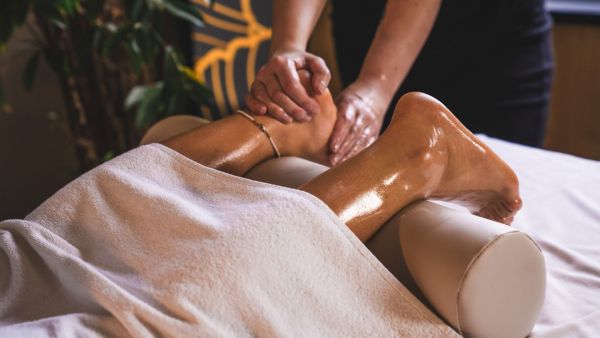 Fußmassage "Padabhyanga"