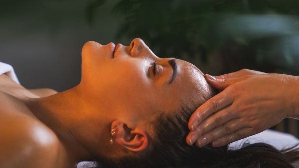 Kopf-, Hals-, Gesichts-, Kiefer- und Nackenmassage