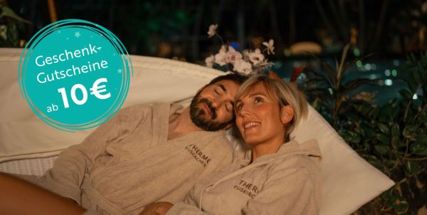 Ein Mann und eine Frau liegen in einer Muschel in der Therme Euskirchen, Aufschrift "Gemeinsame Zeit schenken"