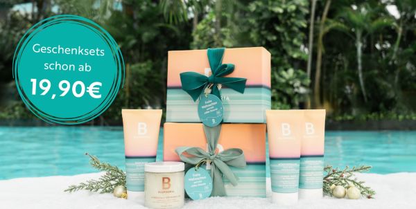 Bluphoria Geschenkboxen mit Produkten vor einem Spa-Hintergrund