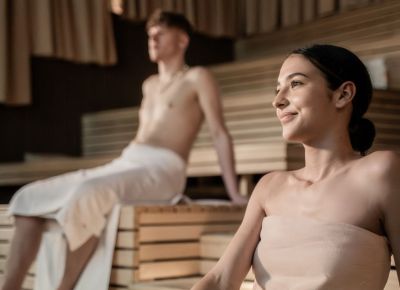 Frau und Mann sitzen in Sauna