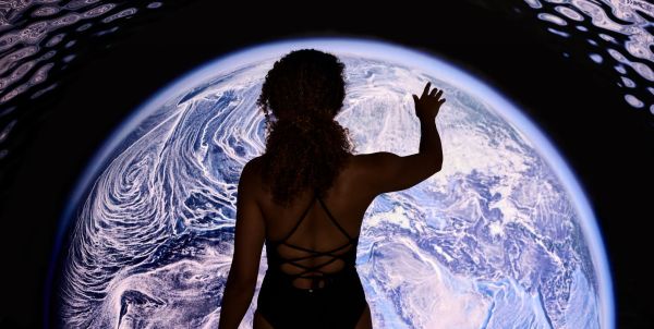 Frau vor Immersive Horizon