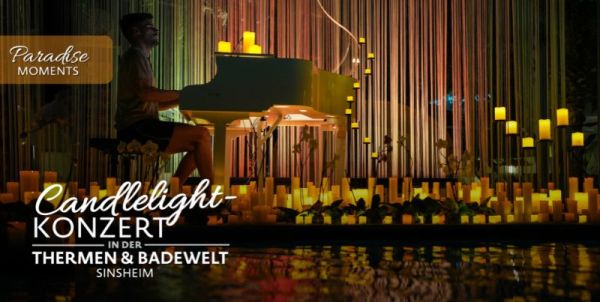 Mann der Piano spielt mit Kerzen drum herum