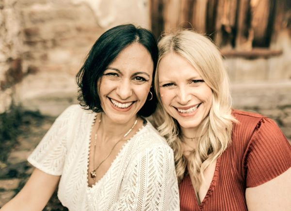 Zwei Frauen die lächeln