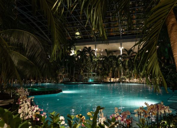 Große Lagune im dunkeln in der Thermen und Badewelt Sinsheim