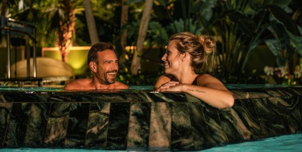 Pärchen in einem Whirlpool